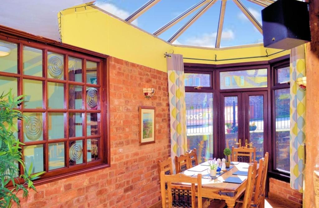 The George Inn & Millingbrook Lodge Ltd Lydney Exterior foto